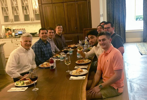 A group of students dine with President Stimpert in alumnus Rob Citrone's home