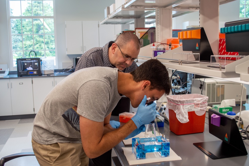 Dr. Hargadon working in a biology lab with a student at Hampden-Sydney