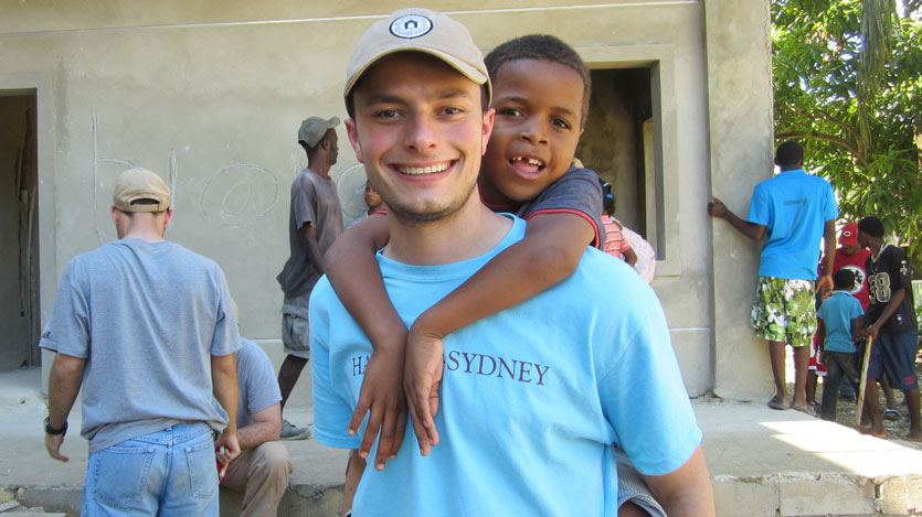 Hampden-Sydney student playing with Dominican Republic child