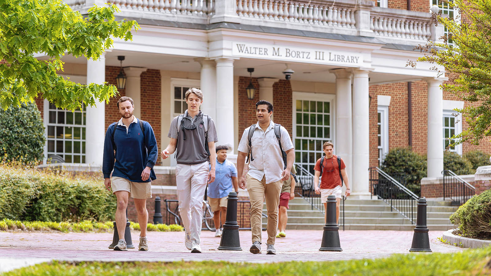 Students walking in fron of Bortz Library at Hampden-Sydney College