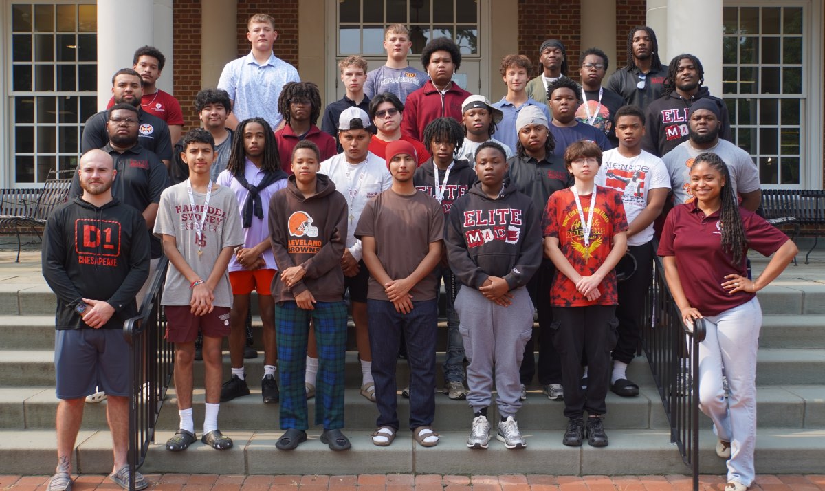 a large group of ELITE Summer Bridge program participants