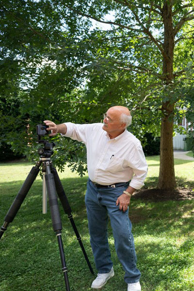 Brian Grogan ’73 showing students photography techniques outside a building at Hampden-Sydney College