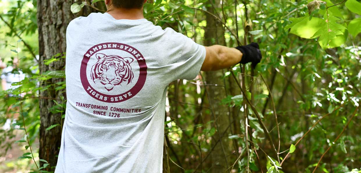 Hampden-Sydney student volunteers clearing a trail