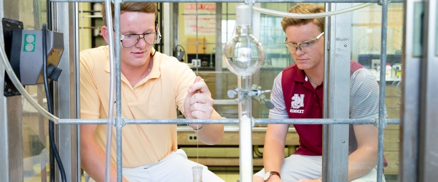 Students working together in the chemistry lab at Hampden-Sydney.