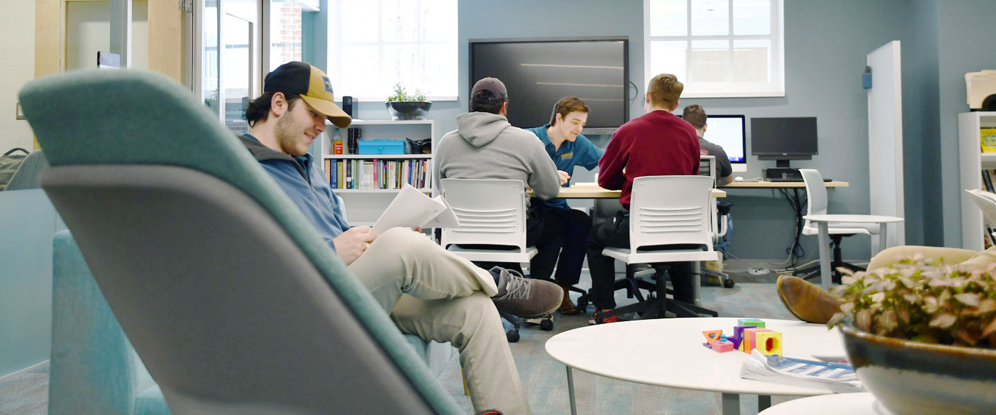 Student tutor working with students in the Rhetoric Studio at Hampden-Sydney College