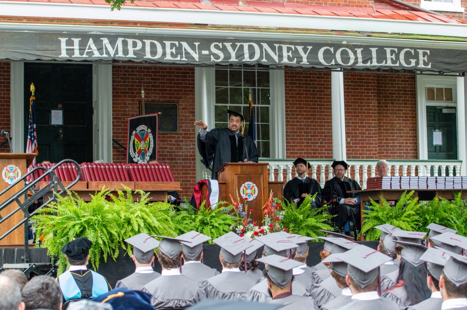 Neil deGrasse Tyson addresses the student body at commencement