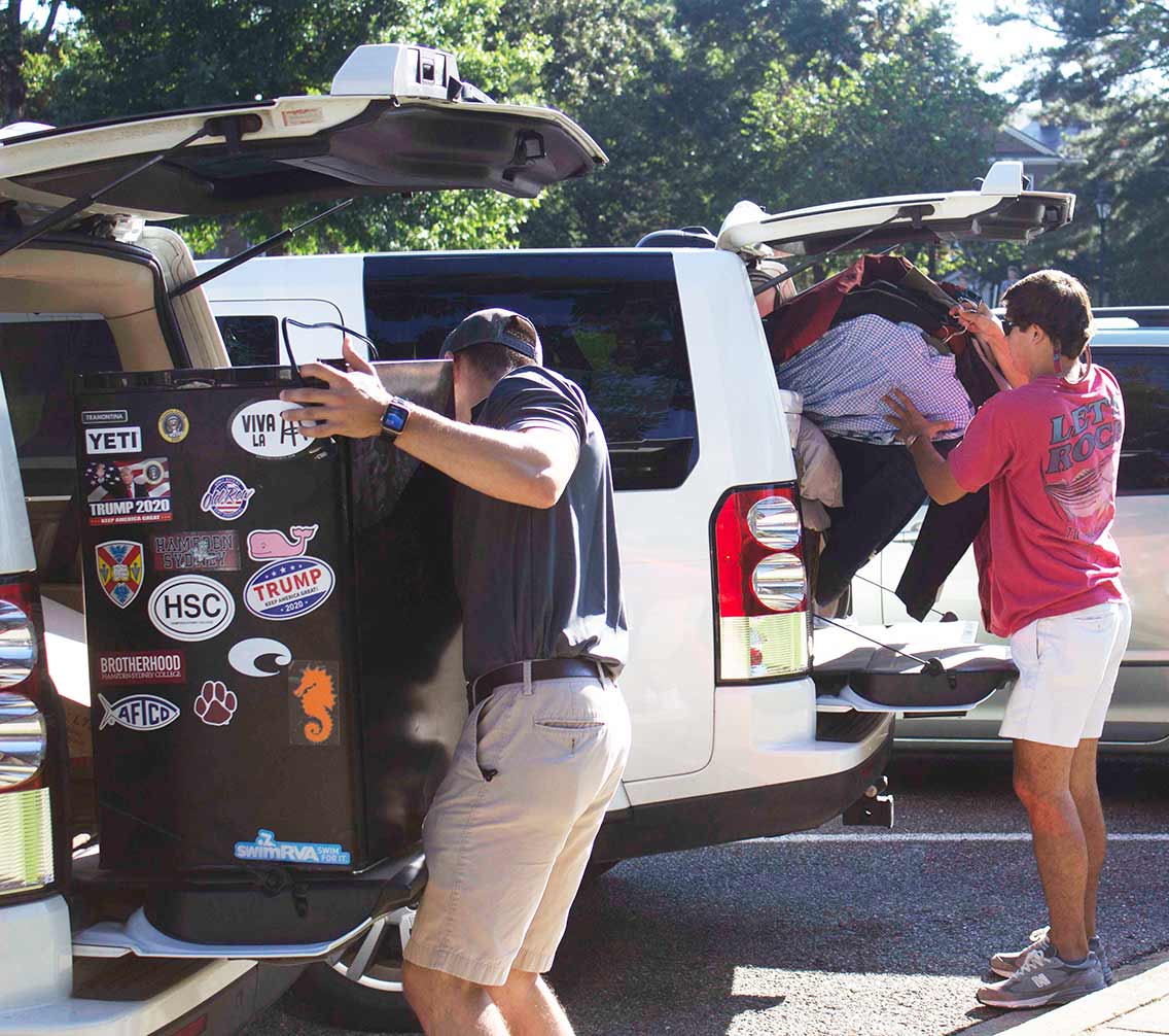 students unpacking their cars at move in day