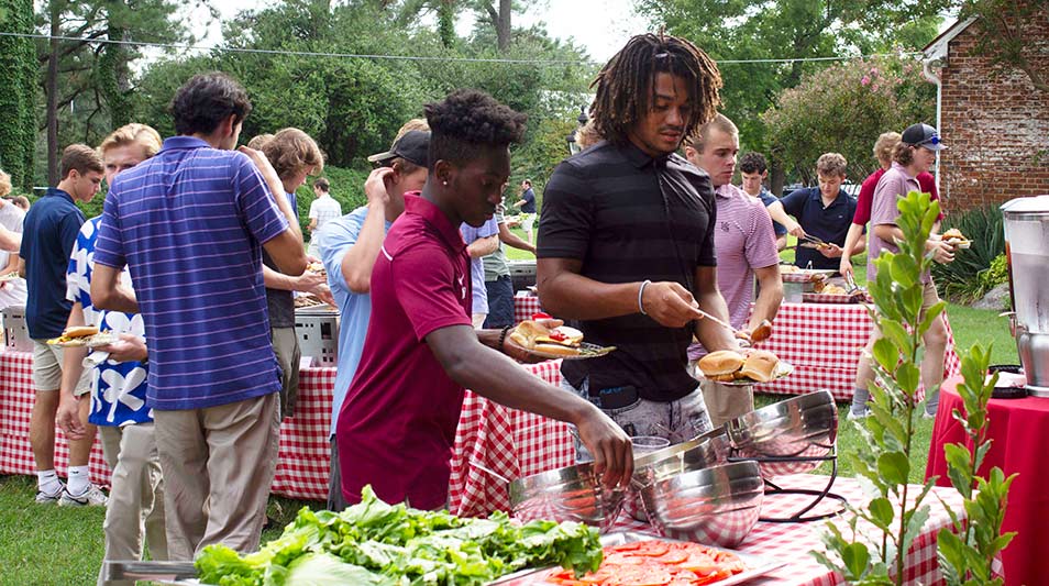 New students moving through the buffet at the President's picnic