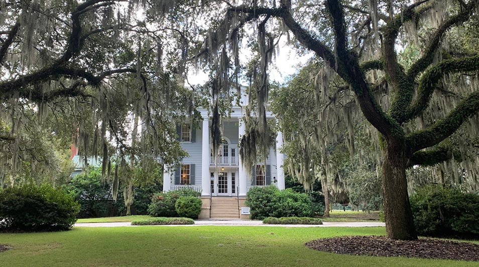 A palatial plantation estate surrounded by oaks and moss in Savannah, GA