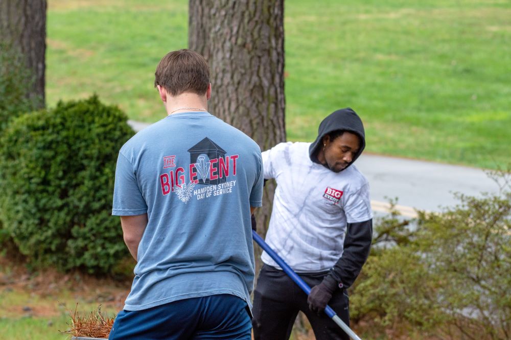 H-SC students doing landscaping for volunteer service
