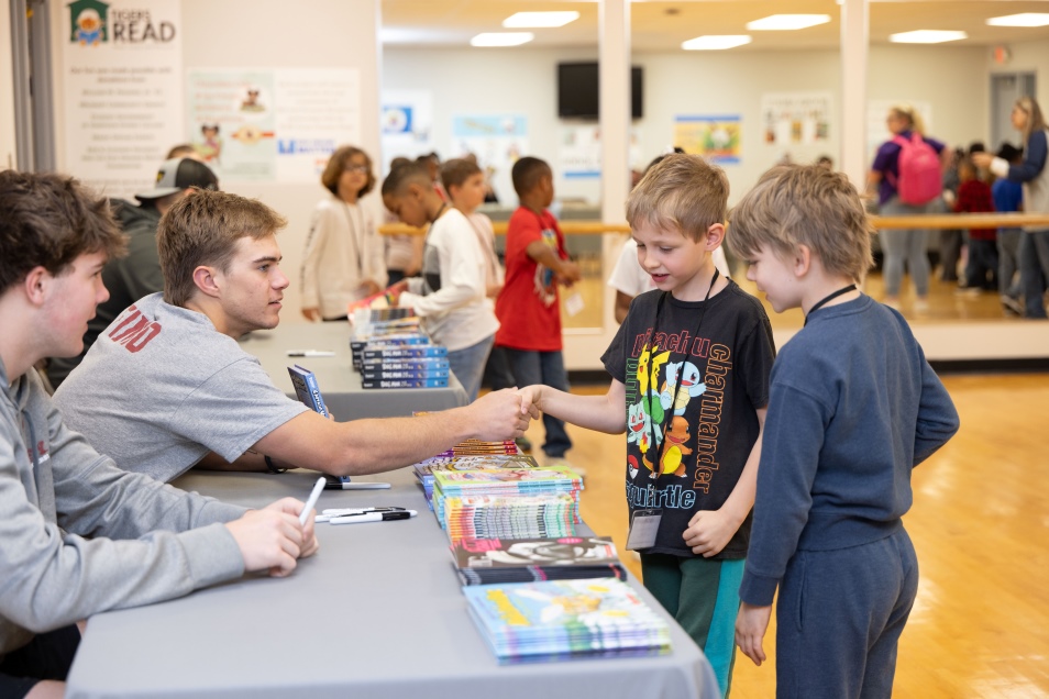 H-SC students serving elementary students books