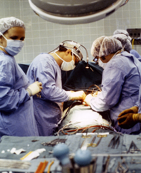 Surgeons in an operatin room
