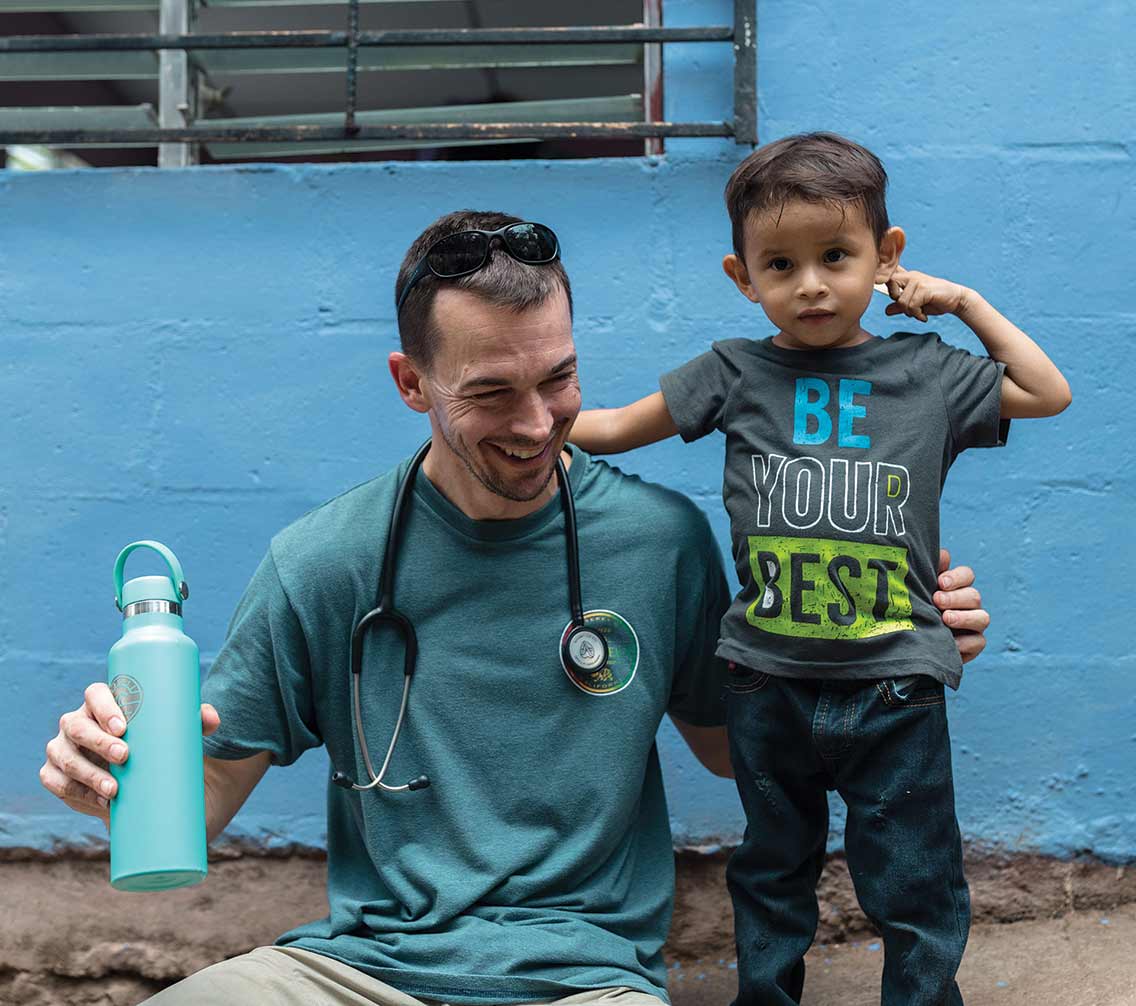 Jeff Mapp '01 and child in Guatemala