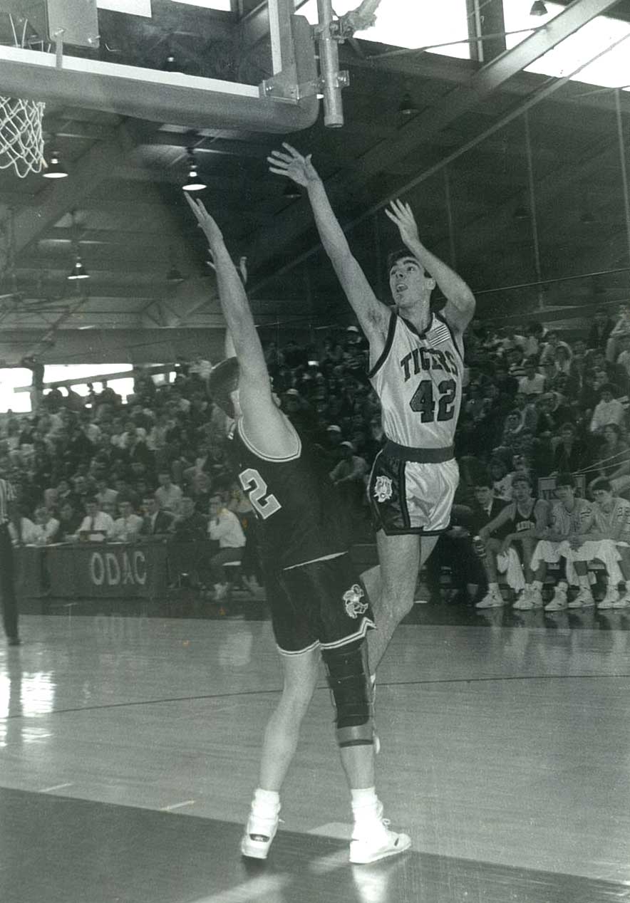 Russell Turner '92 playing Hampden-Sydney basketball