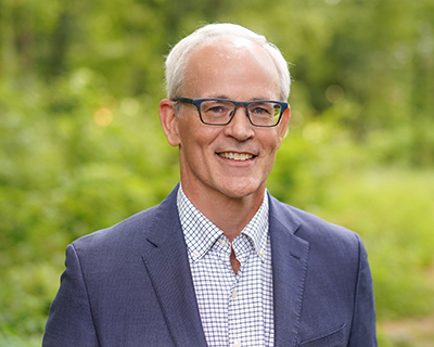 Evan Davis outdoor headshot