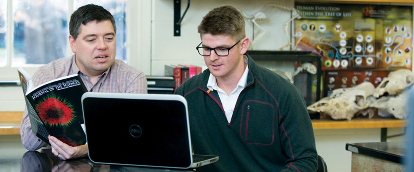 Dustin Wiles '17 and Professor Wolyniak at a computer in the biology lab