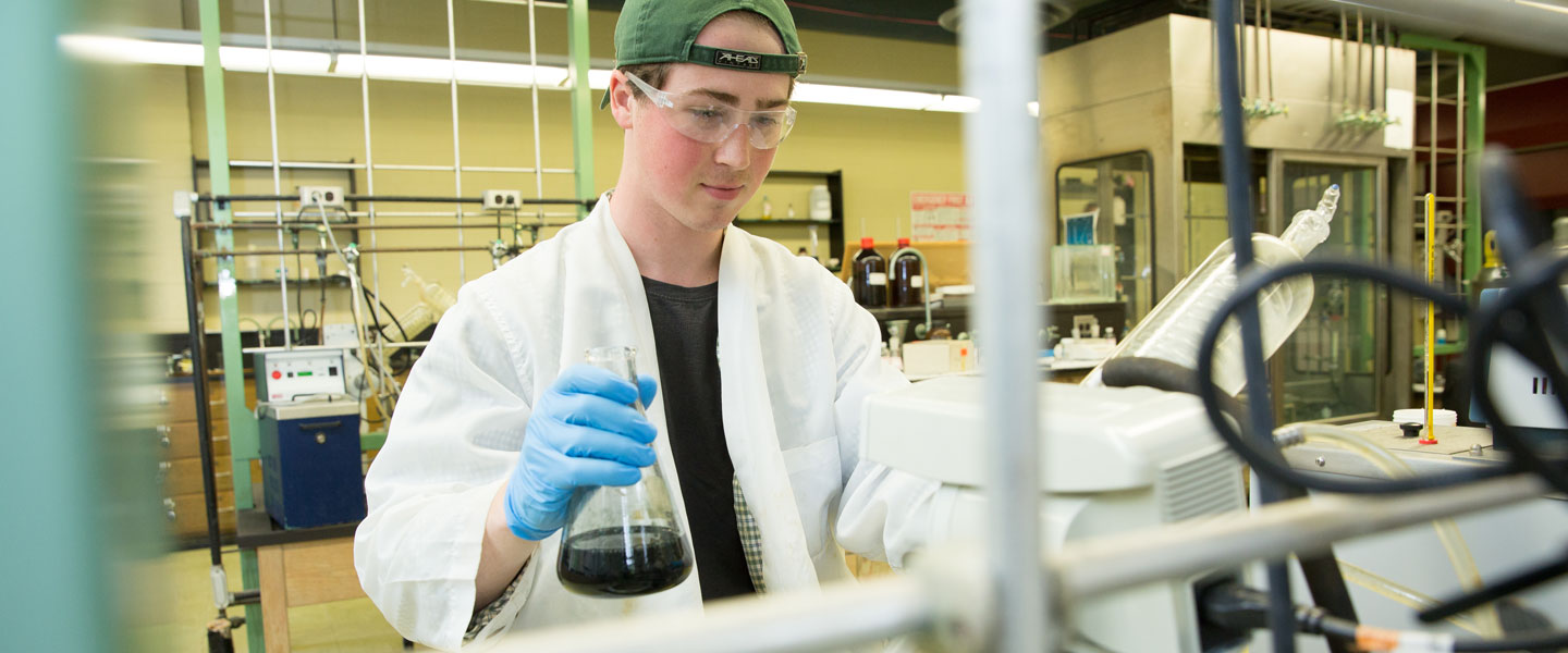 Charlie Wolfe working in the chemistry lab at Hampden-Sydney College