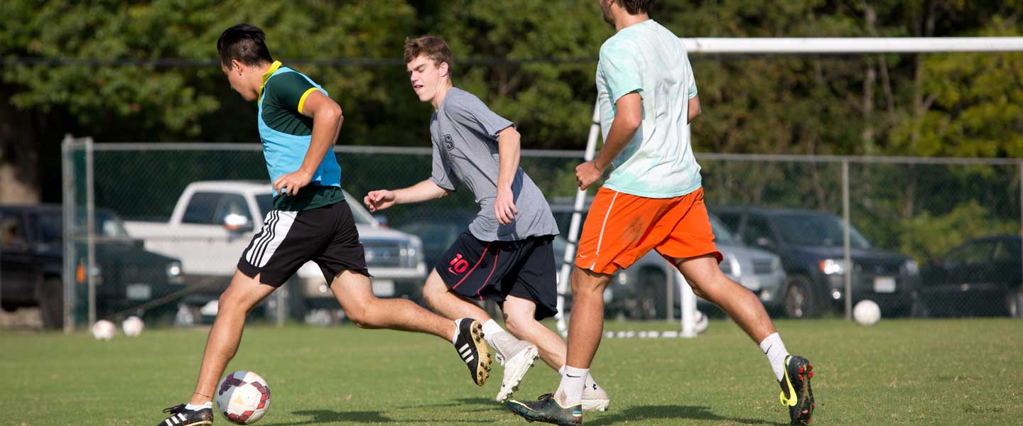 Club Rugby players running on the Hampden-Sydney turf