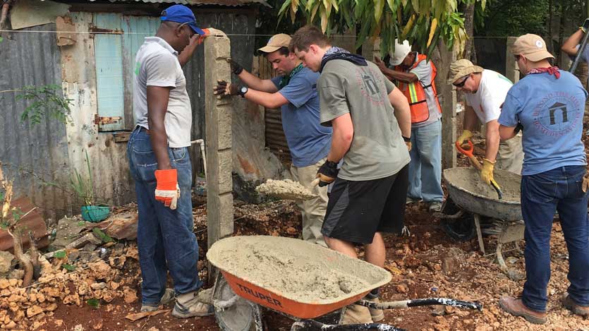 Hampden-Sydney men work alongside Dominican Republic residents