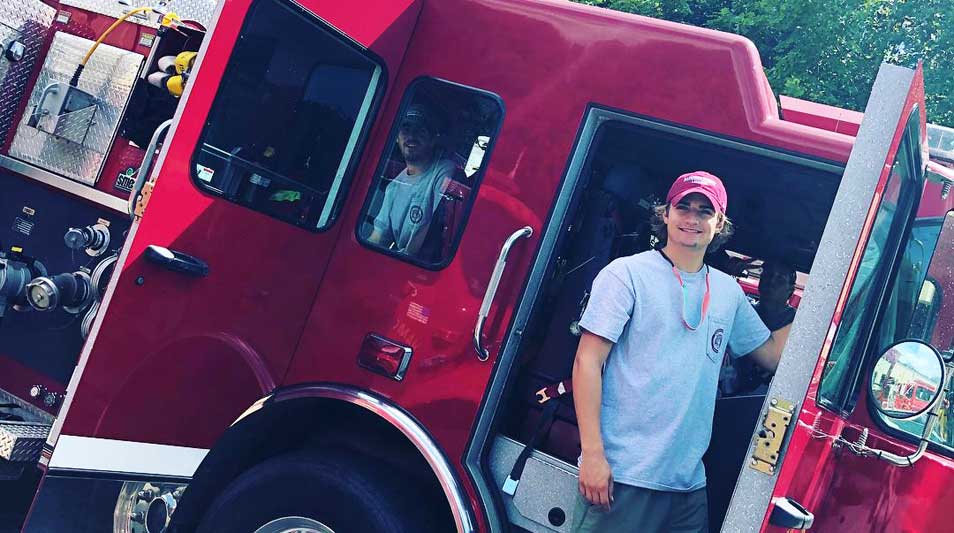 Students standing in front of a firetruck at the Hampden-Sydney Rescue Squad