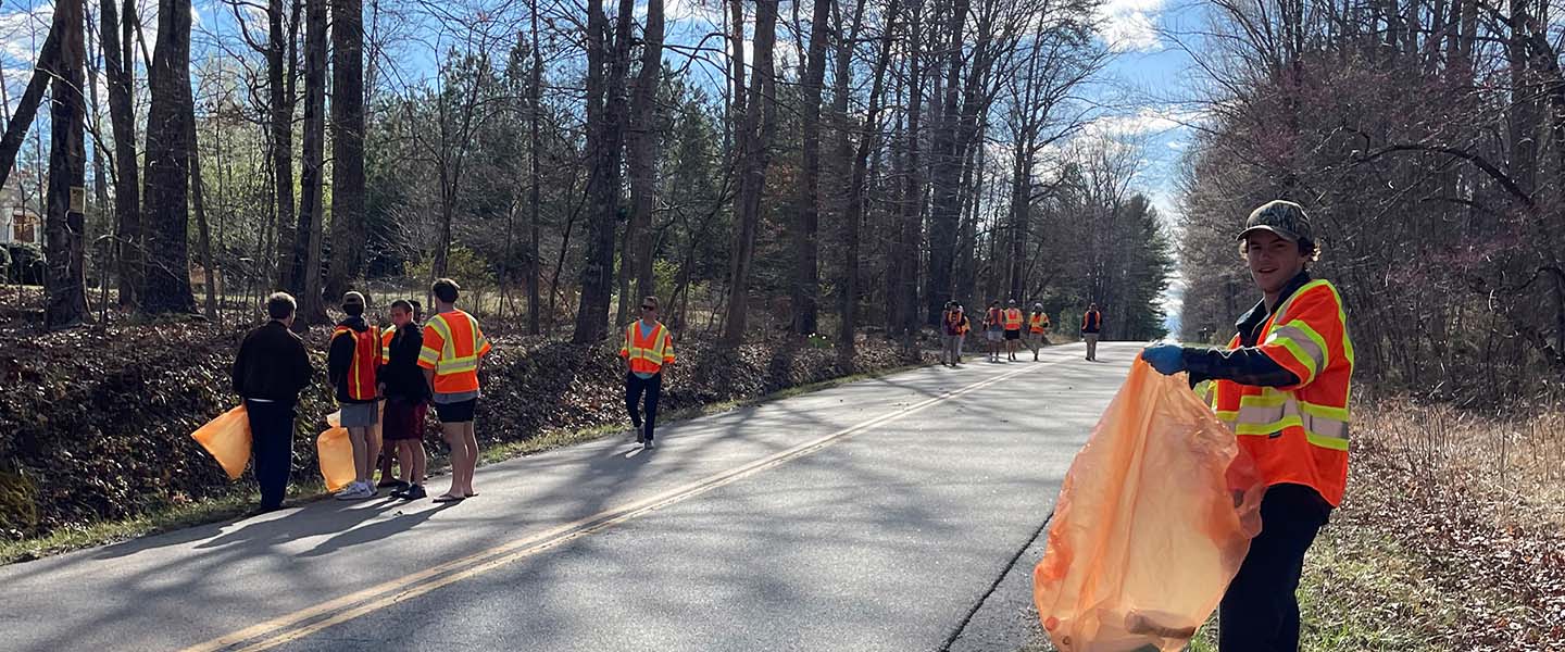 Hampden-Sydney student volunteers doing highway cleanup in their community
