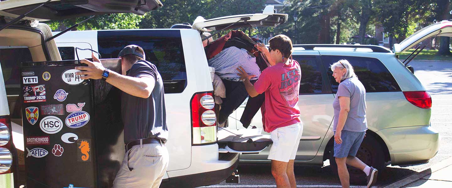 Students unloading a row of cars on move-in day at Hampden-Sydney College