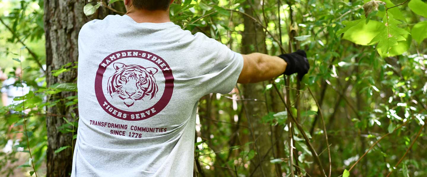 Hampden-Sydney student volunteers clearing a trail